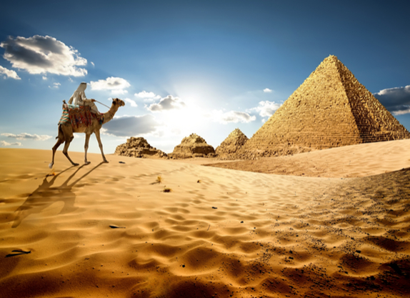 Passeio à camelo em frente às pirâmides do Egito. Você também pode fazer isso com a MG3.