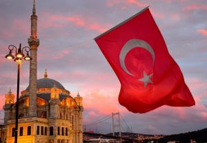 Bandeira da Turquia ao vento.