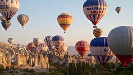 Balões voando na Capadócia ao amanhecer.